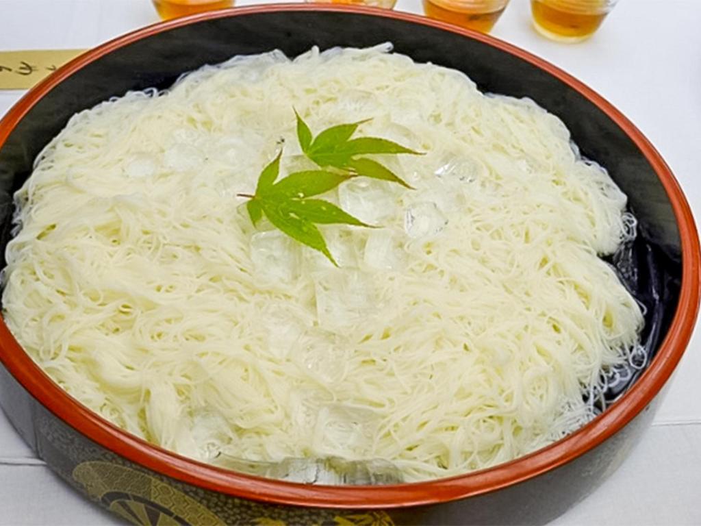 Jídlo v ryokanu nebo okolí