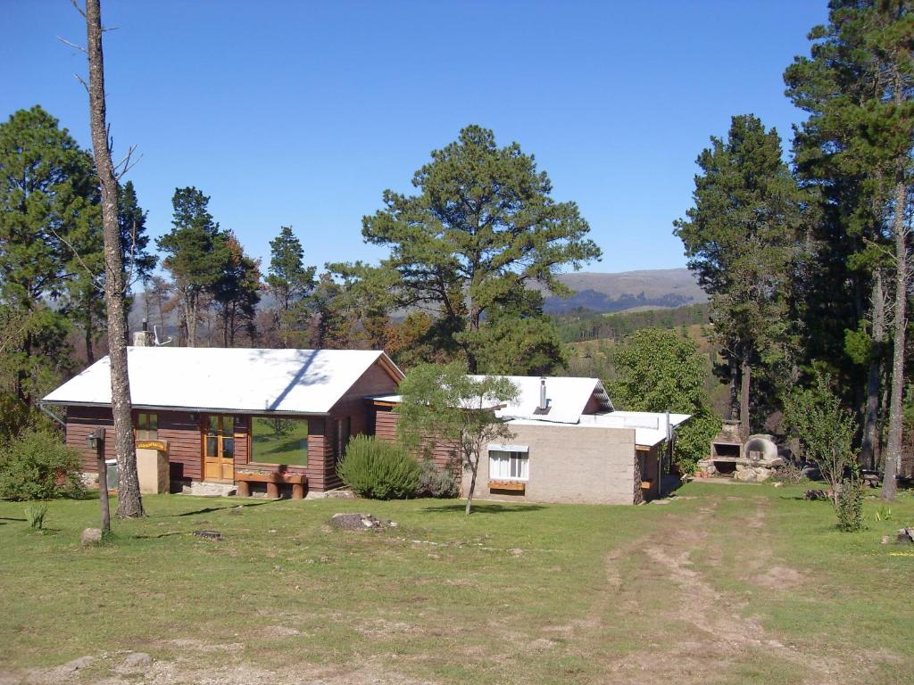 ein Haus mitten auf einem Feld in der Unterkunft Altos Del Bosque in Villa Yacanto