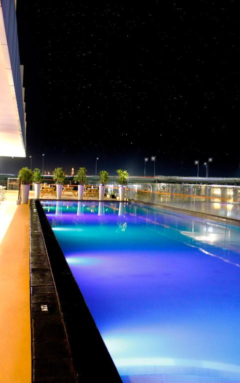 Bazén v ubytování HARRIS Hotel Samarinda nebo v jeho okolí
