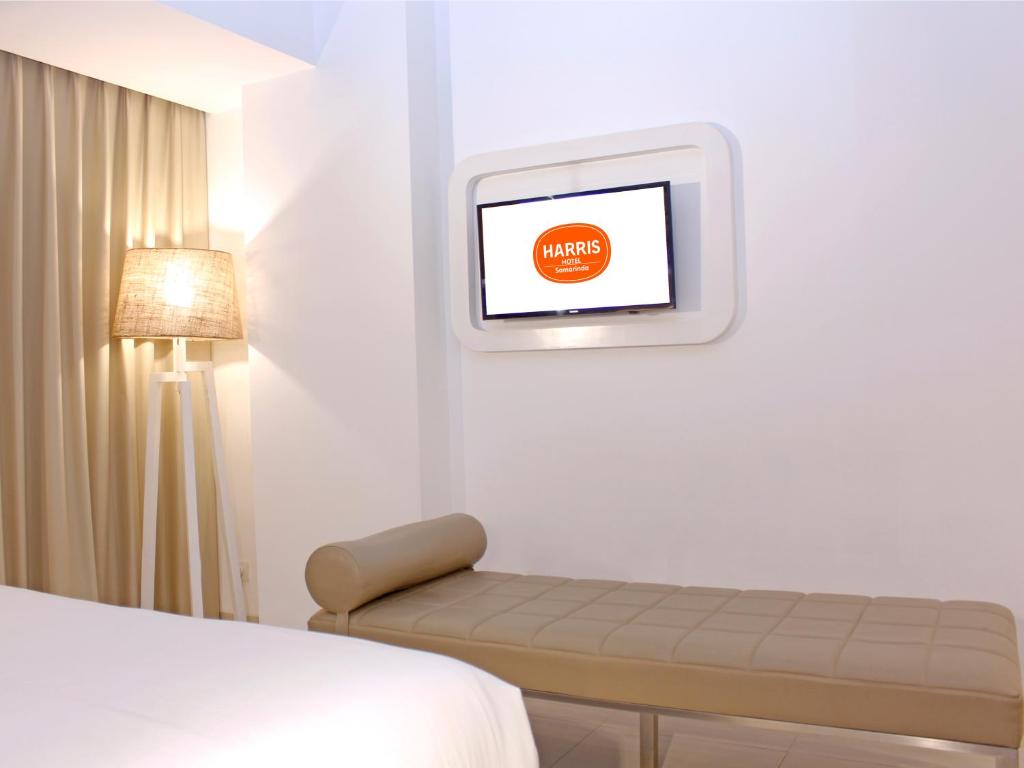 Postel nebo postele na pokoji v ubytování HARRIS Hotel Samarinda