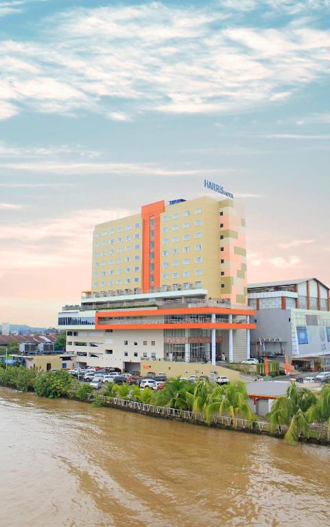 Výhled na řeku, která protéká v blízkosti hotelu