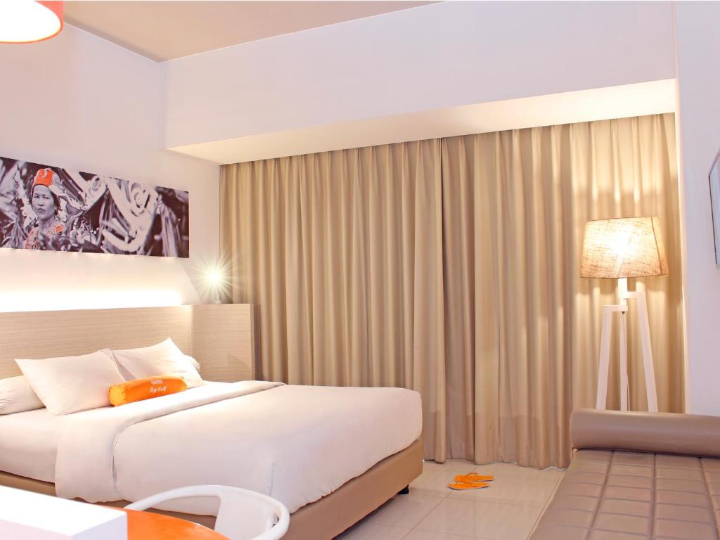 Postel nebo postele na pokoji v ubytování HARRIS Hotel Samarinda