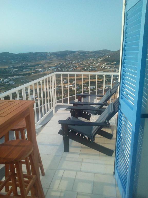 Balkón alebo terasa v ubytovaní Semi-detached house on the heights of Parikia - Exceptional view of the Cyclades