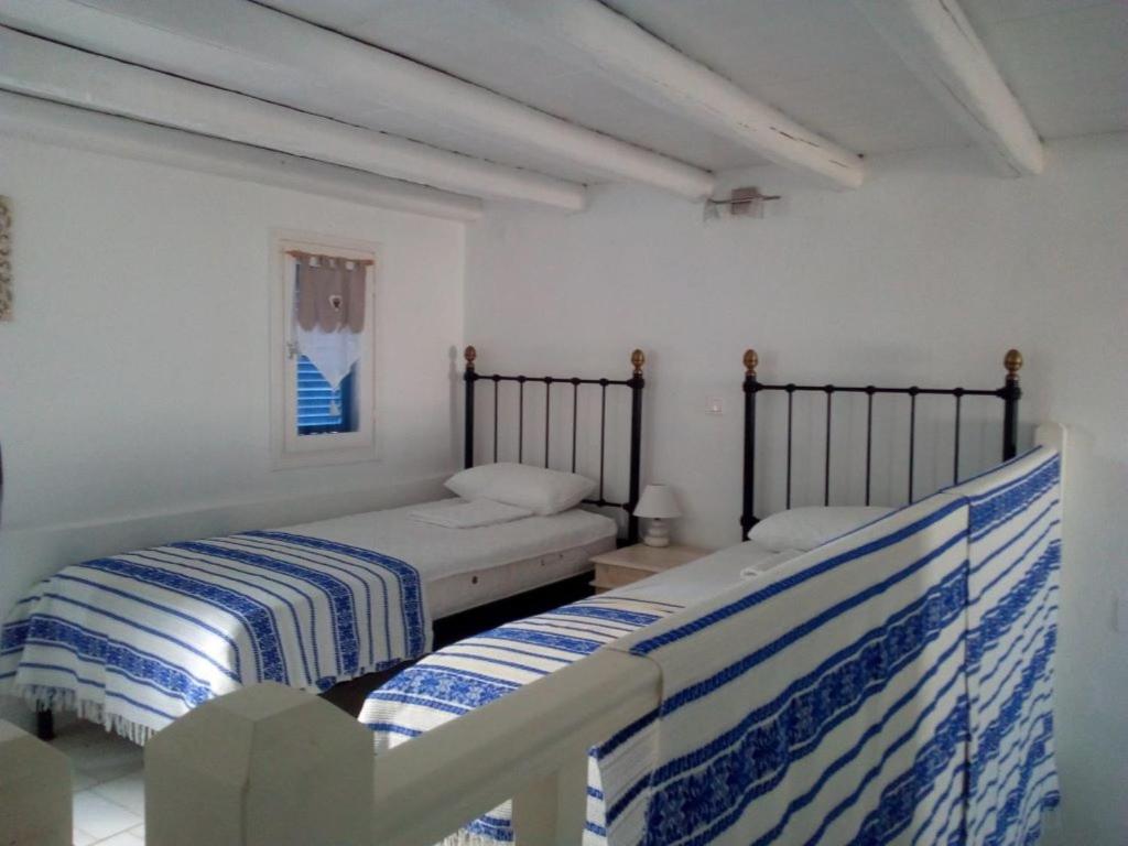 Posteľ alebo postele v izbe v ubytovaní Semi-detached house on the heights of Parikia - Exceptional view of the Cyclades