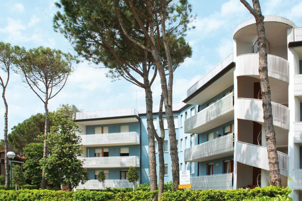ビビオーネにあるAppartamenti Narcisiの目の前に木々が生い茂るアパートメント