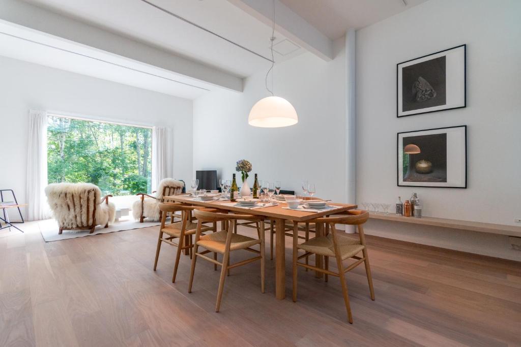 - une salle à manger avec une table et des chaises en bois dans l'établissement Chalet W by H2 Life, à Kutchan