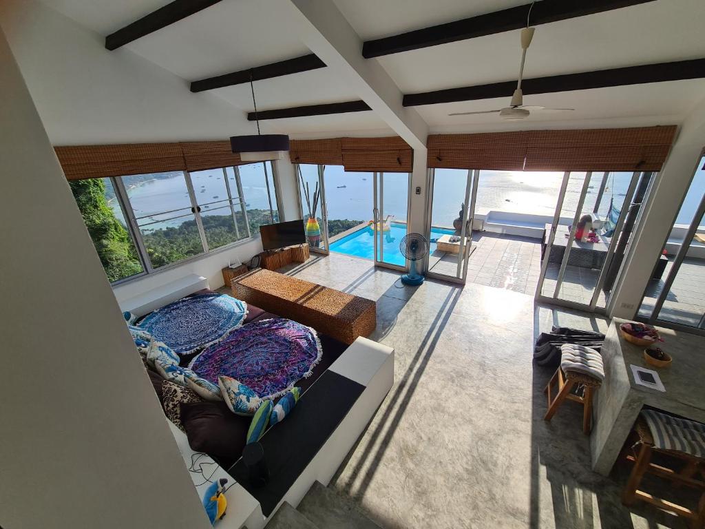 eine Luftansicht auf ein Wohnzimmer mit einem Pool in der Unterkunft Priscilla Villa in Ko Tao