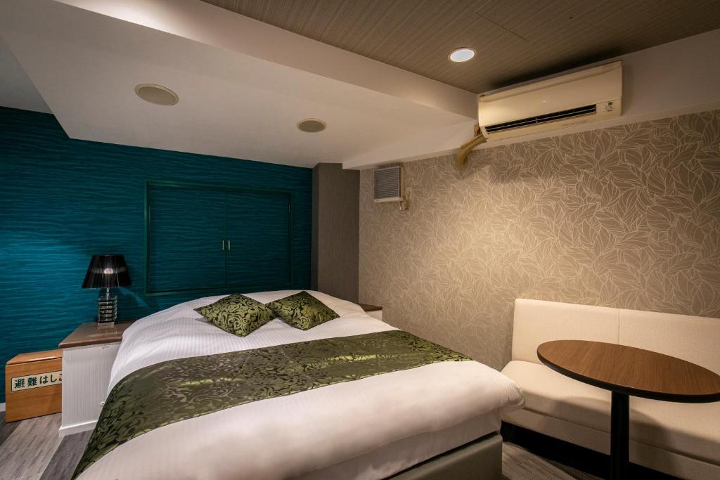 Postel nebo postele na pokoji v ubytování Hotel EXE アネックス 大人専用