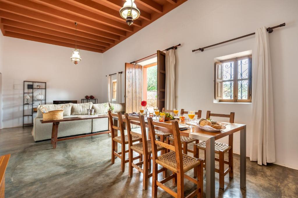 una cucina e una sala da pranzo con tavolo e sedie di Villa Can Cova Camp a San Antonio