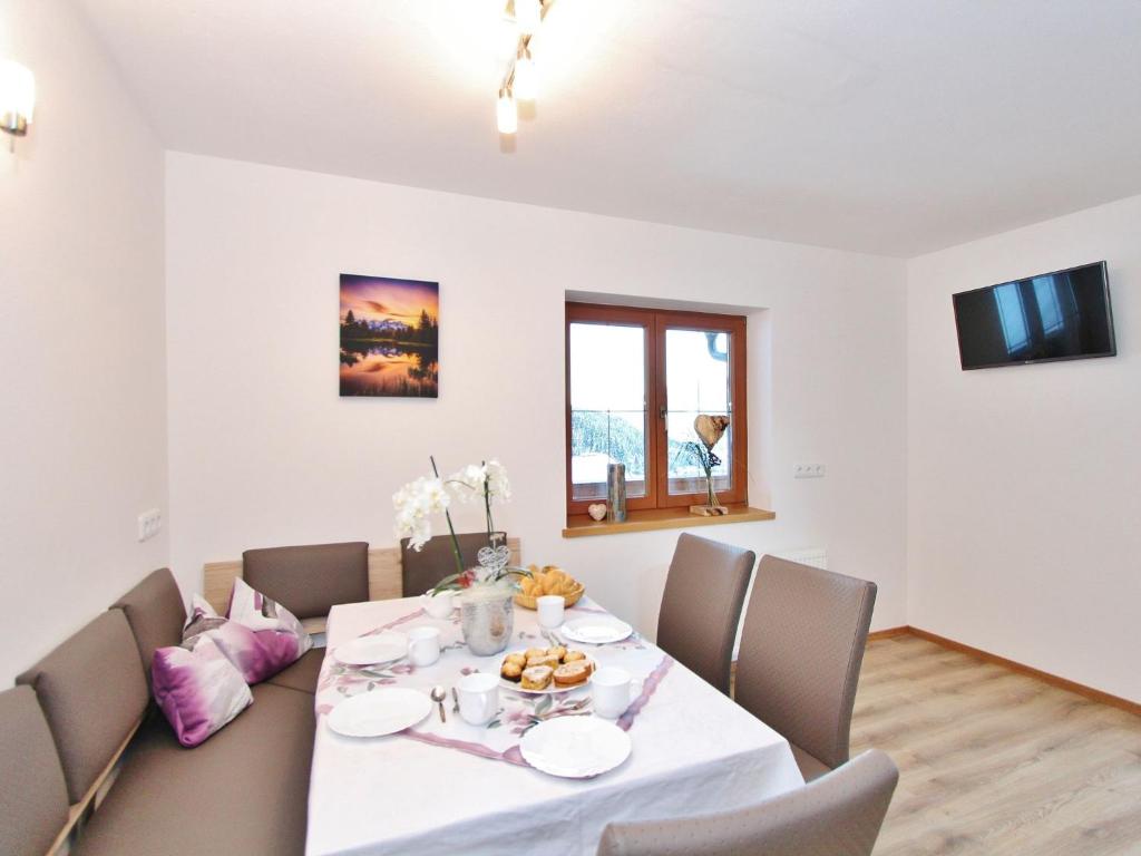 TV a/nebo společenská místnost v ubytování Cozy apartment with mountain views