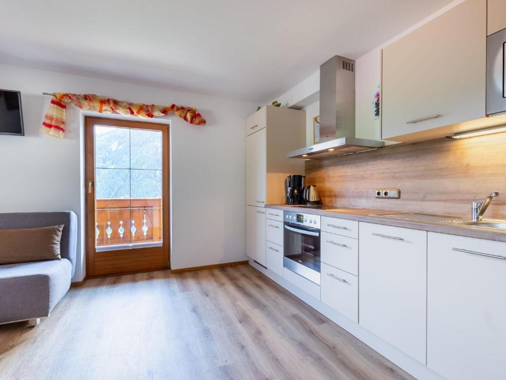 Kuchyň nebo kuchyňský kout v ubytování Cozy apartment with mountain views