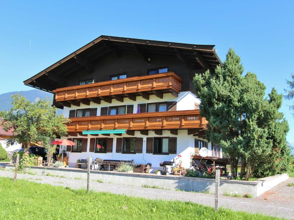 マイスホーフェンにあるSpacious Apartment near Ski Trail in Maishofenの木造屋根の大きな建物