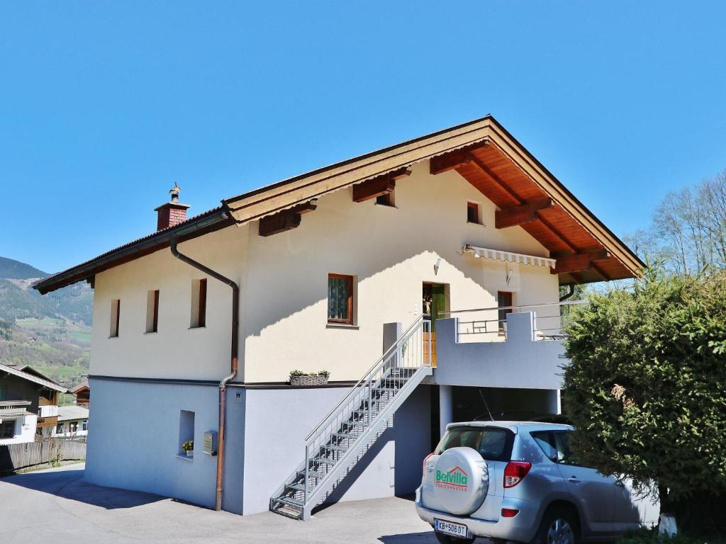 ein Haus mit einem davor geparkt in der Unterkunft Apartment in Niedernsill with Private Terrace in Niedernsill