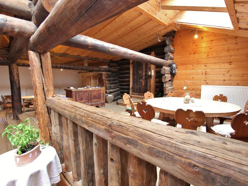 comedor en una cabaña de madera con mesa y sillas en Farmhouse with views over the valley en Rauris