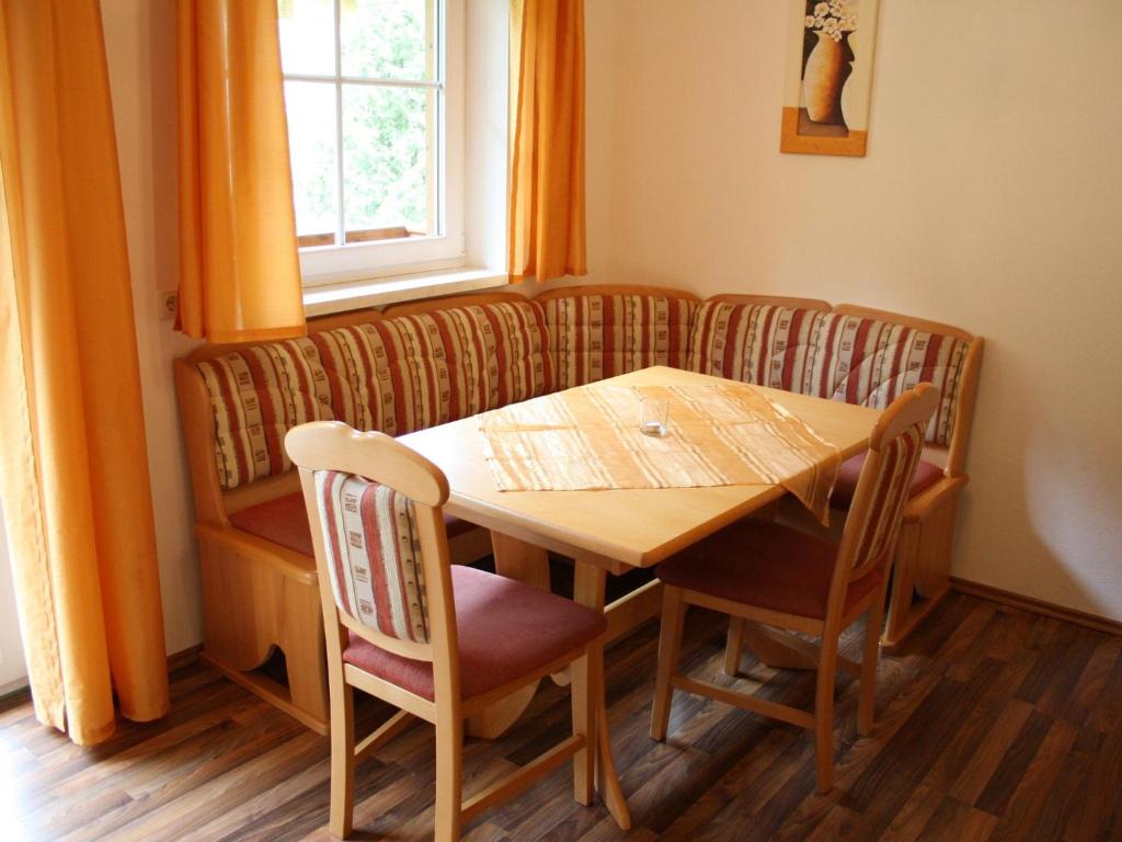 Posezení v ubytování Spacious Apartment in GroBarl with Sauna