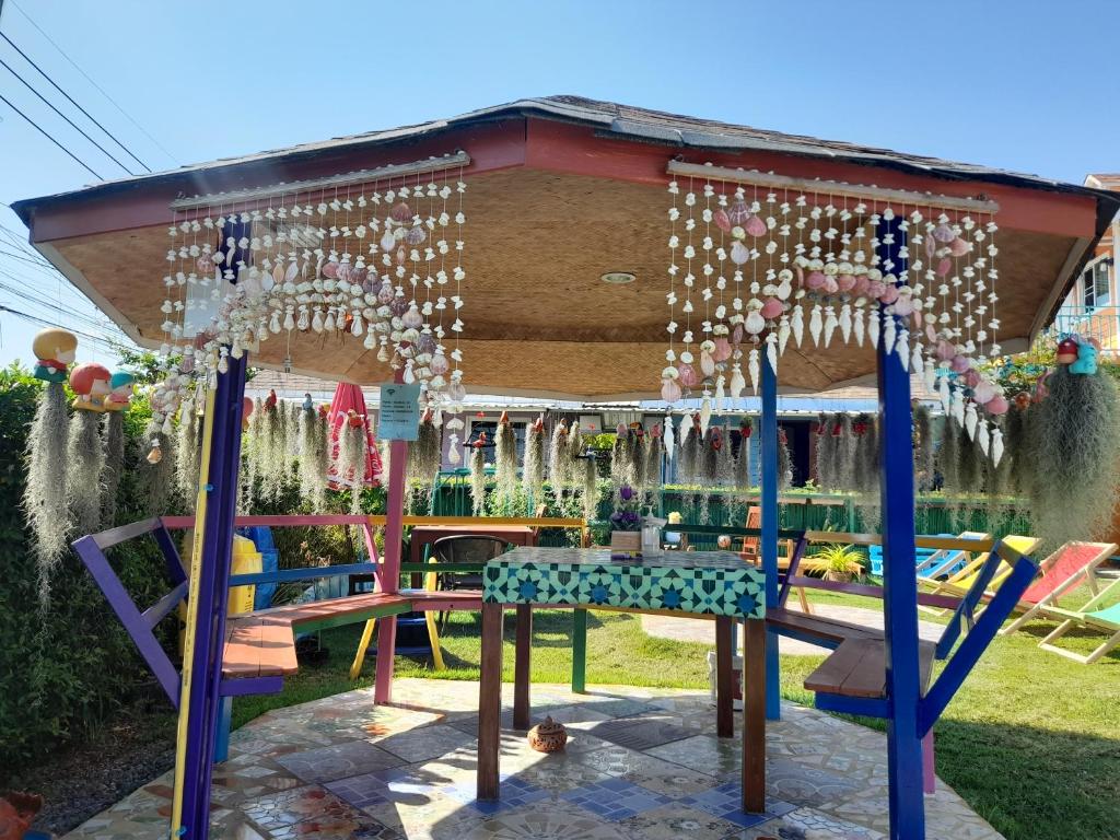 Herní místnost nebo prostor pro děti v ubytování พลอยฟ้ารีสอร์ทเขาเต่า Ployfarresortkhaotao