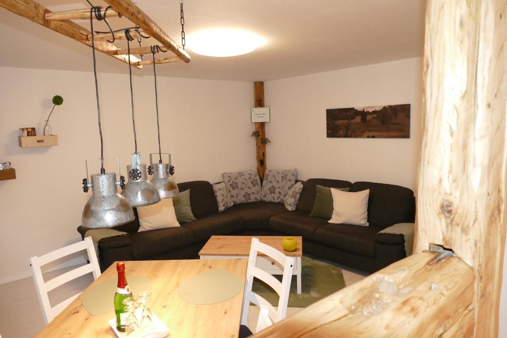 ein Wohnzimmer mit einem Sofa und einem Tisch in der Unterkunft Harzapart Appartement 2 "Wandertraum" in Walkenried