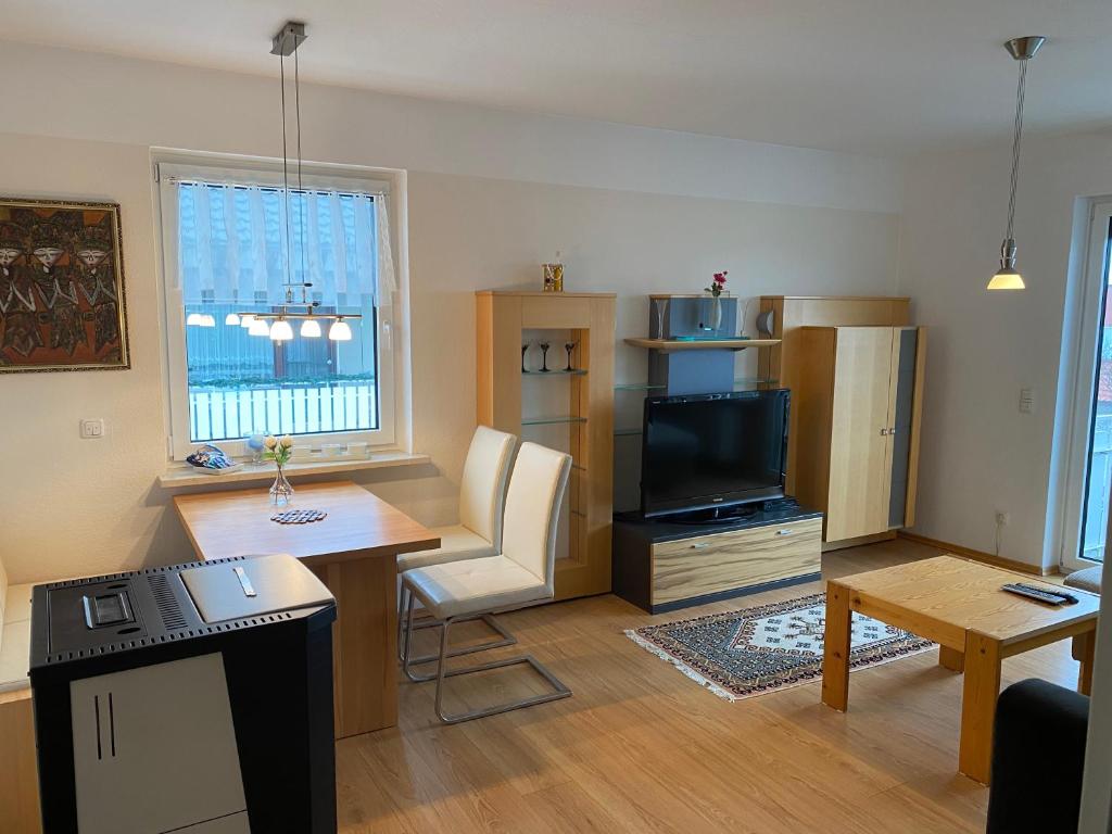 TV a/nebo společenská místnost v ubytování Wunderschöne Ferienwohnung in Nagel am See