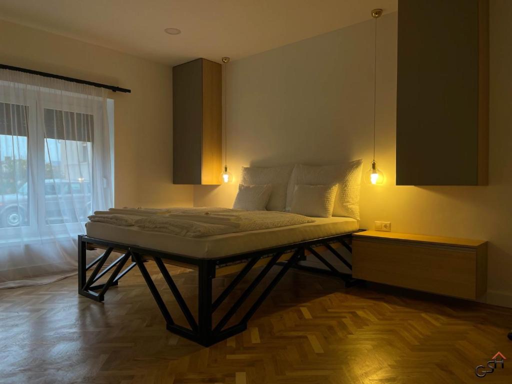 1 dormitorio con 1 cama en la esquina de una habitación en WBR. vendégház, en Villány