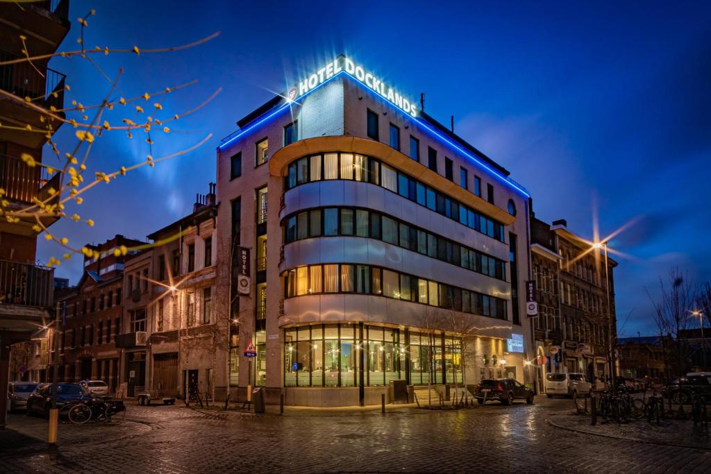 un bâtiment situé dans une rue de la ville la nuit dans l'établissement Hotel Docklands, à Anvers