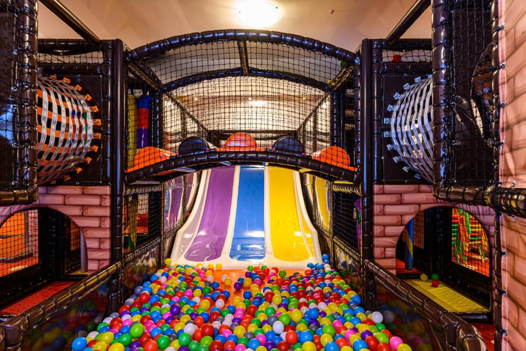 a pile of balls on a roller coaster at Aurelius Imparatul Romanilor in Poiana Brasov