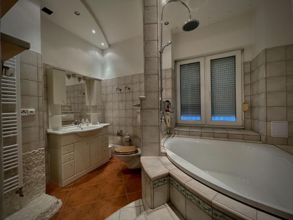 łazienka z wanną, toaletą i umywalką w obiekcie Stylové apartmánky we Frydku-Mistku