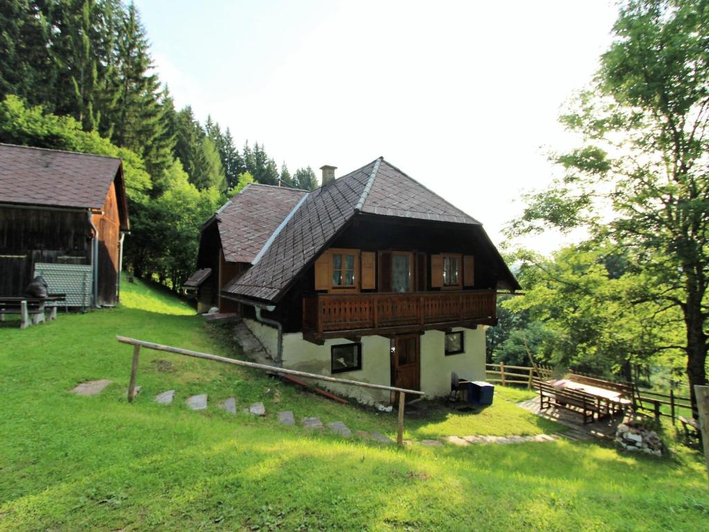 ein großes Holzhaus inmitten eines Feldes in der Unterkunft Chalet in Prebl Carinthia with sauna near ski area in Prebl