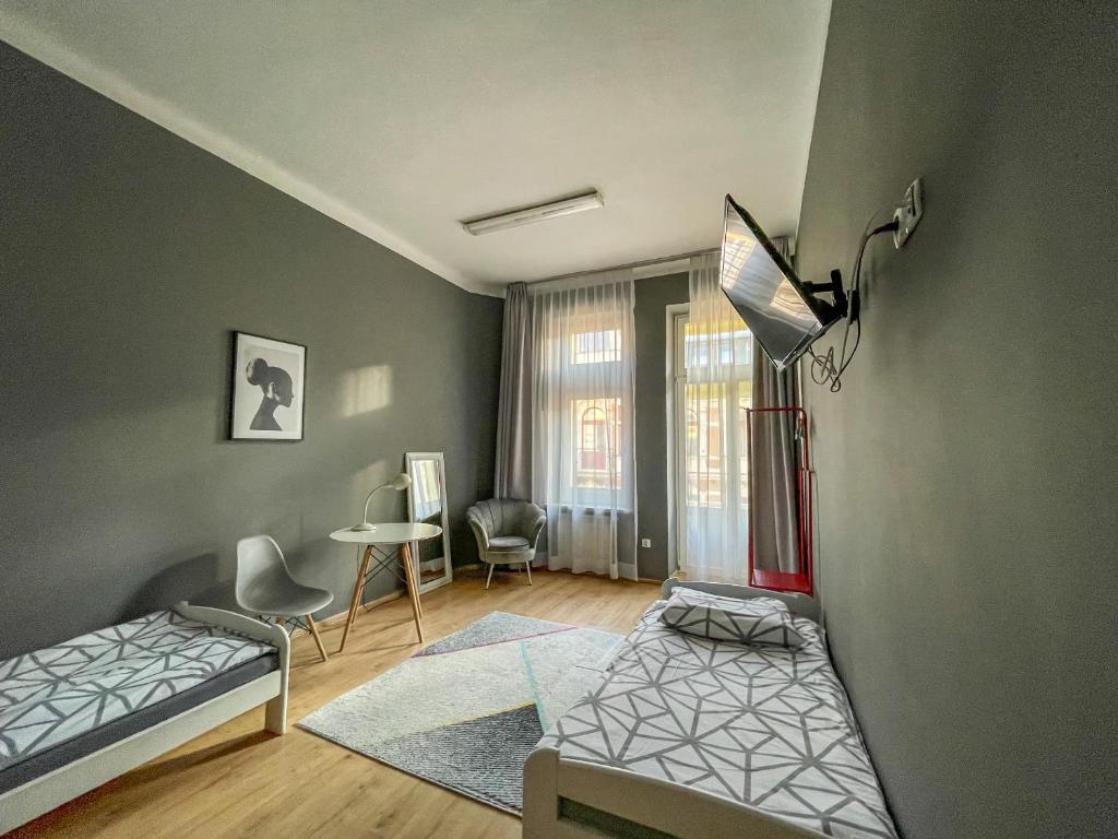 una camera con letto, tavolo e sedie di Moon Hostel Warszawa a Varsavia