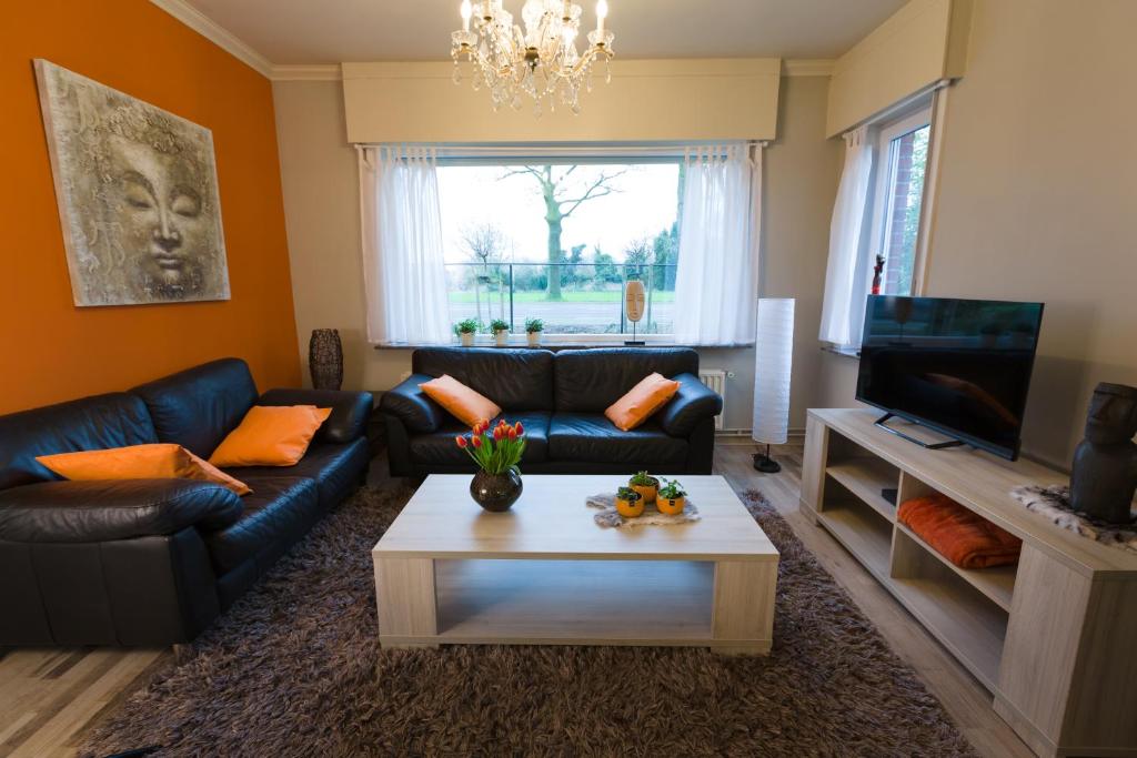 un soggiorno con divano e tavolino da caffè di Gezellige woning met 3 slaapkamers en gratis parking a Deinze