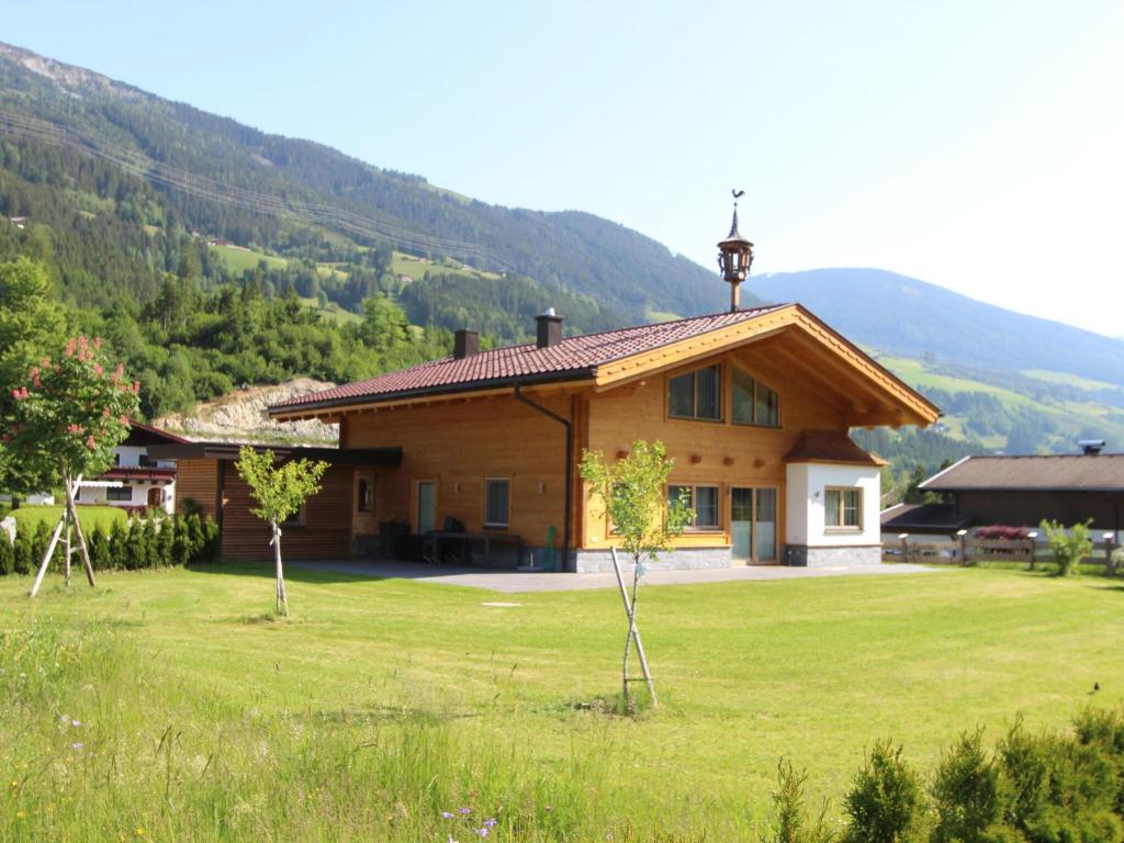 ヴァルト・イム・ピンツガウにあるBoutique Holiday Home in Wald in Pinzgau with Gardenの山を背景にした畑の家