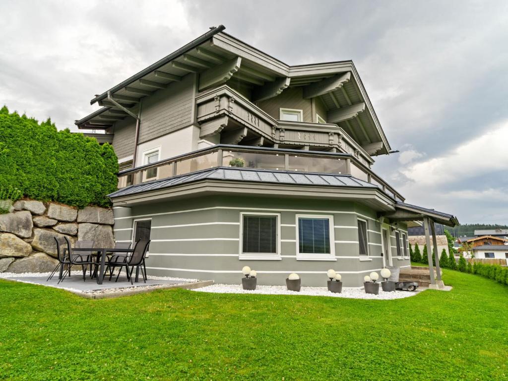 ein Haus mit einem Tisch davor in der Unterkunft Apartment close to the ski area in Wald im Pinzgau