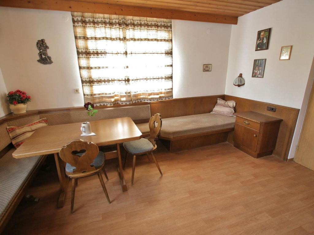 salon z kanapą i stołem w obiekcie Beautiful Holiday Home near Ski Area in Ellmau w mieście Ellmau