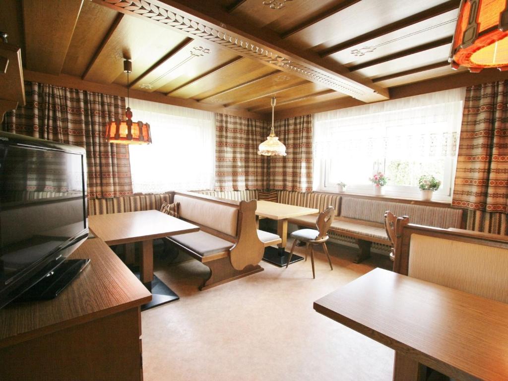 ein Restaurant mit Tischen und Stühlen in einem Zimmer in der Unterkunft Beautiful Holiday Home near Ski Area in Ellmau in Ellmau