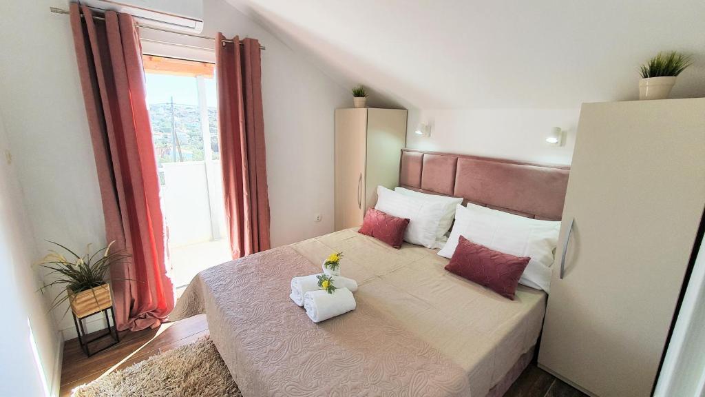 Posteľ alebo postele v izbe v ubytovaní Anas lagoon holiday house with pool at azure beach