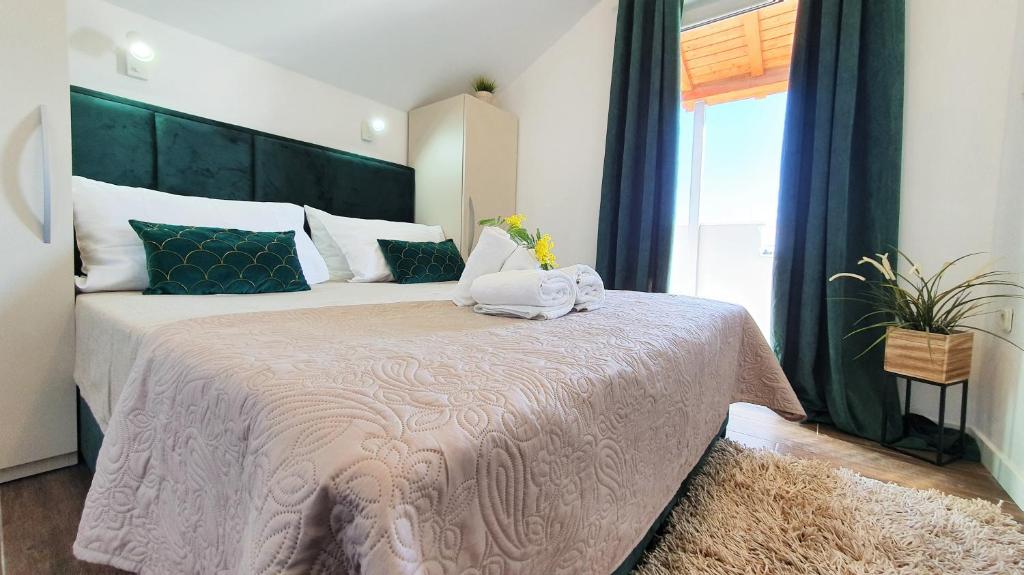 Posteľ alebo postele v izbe v ubytovaní Anas lagoon holiday house with pool at azure beach
