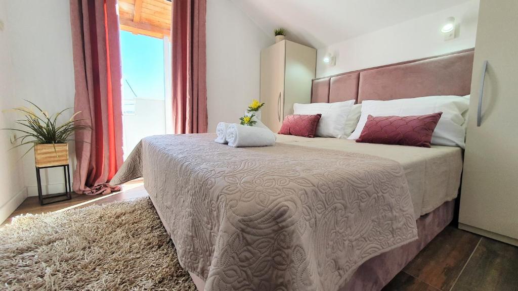 Posteľ alebo postele v izbe v ubytovaní Anas lagoon holiday house with pool at azure beach