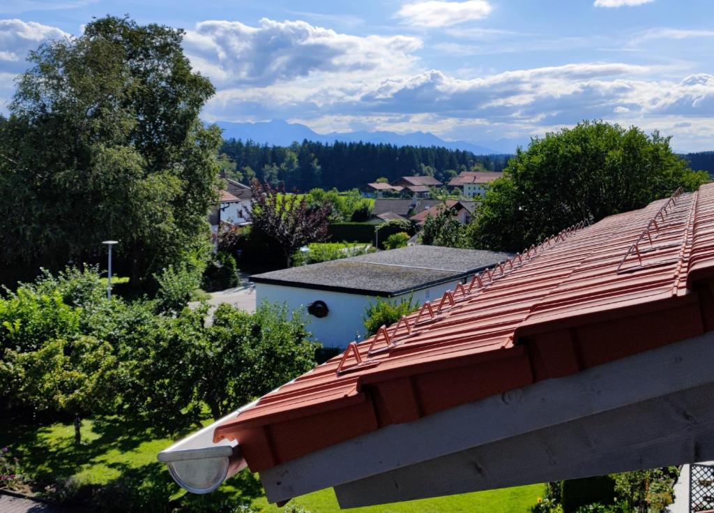una vista desde el techo de una casa en Ferienwohnung Chiemgauglück en Traunstein