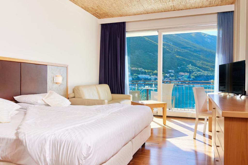 Postel nebo postele na pokoji v ubytování Hotel Maximilian