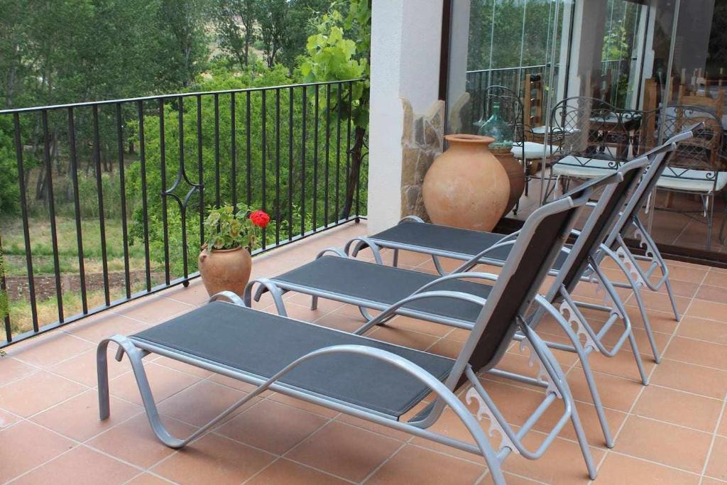 Apartamentos Turisticos Sanahuja في Valbona: مجموعة من الكراسي على الشرفة