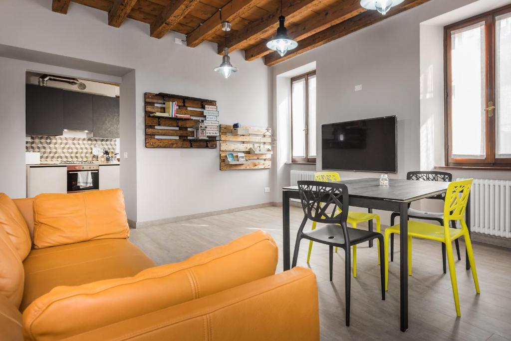 een woonkamer met een bank en een tafel en stoelen bij Flats4Rent Irene in Verona