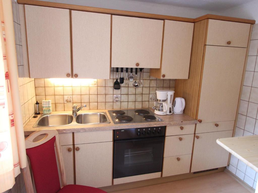 Kuchyňa alebo kuchynka v ubytovaní Apartment with garden in Leogang, Salzburg