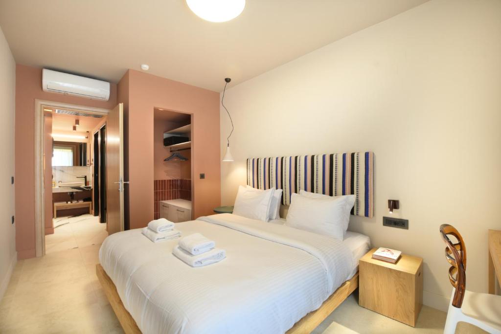 Pavo Art Hotel - Luxury Triple One-Bedroom Suite