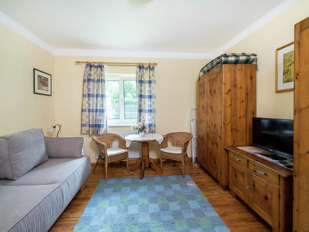 Televízia a/alebo spoločenská miestnosť v ubytovaní Charming Apartment in Kitzbuhel