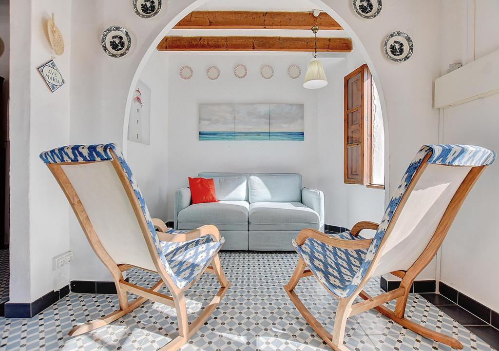 sala de estar con 2 sillas y sofá en Alvaro Oliver House by Slow Villas en Porto Cristo