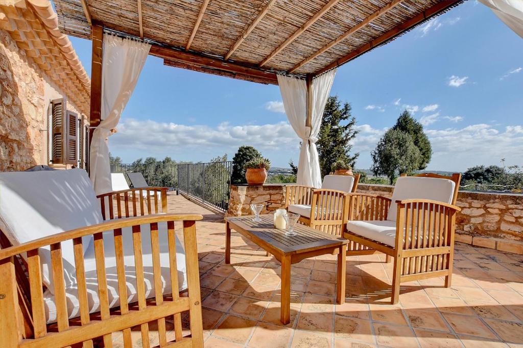 un patio con sillas y una mesa en un patio en Villa Can Pujadas by Slow Villas, en Manacor