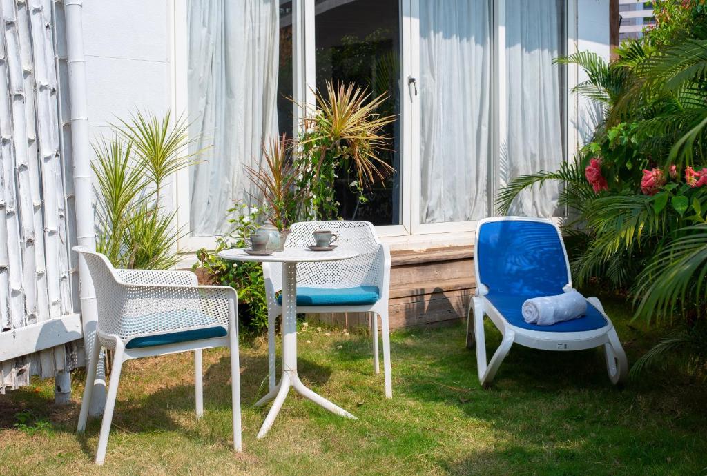 2 sedie e un tavolo e 2 sedie su un patio di Living Room Beach Resort a Morjim