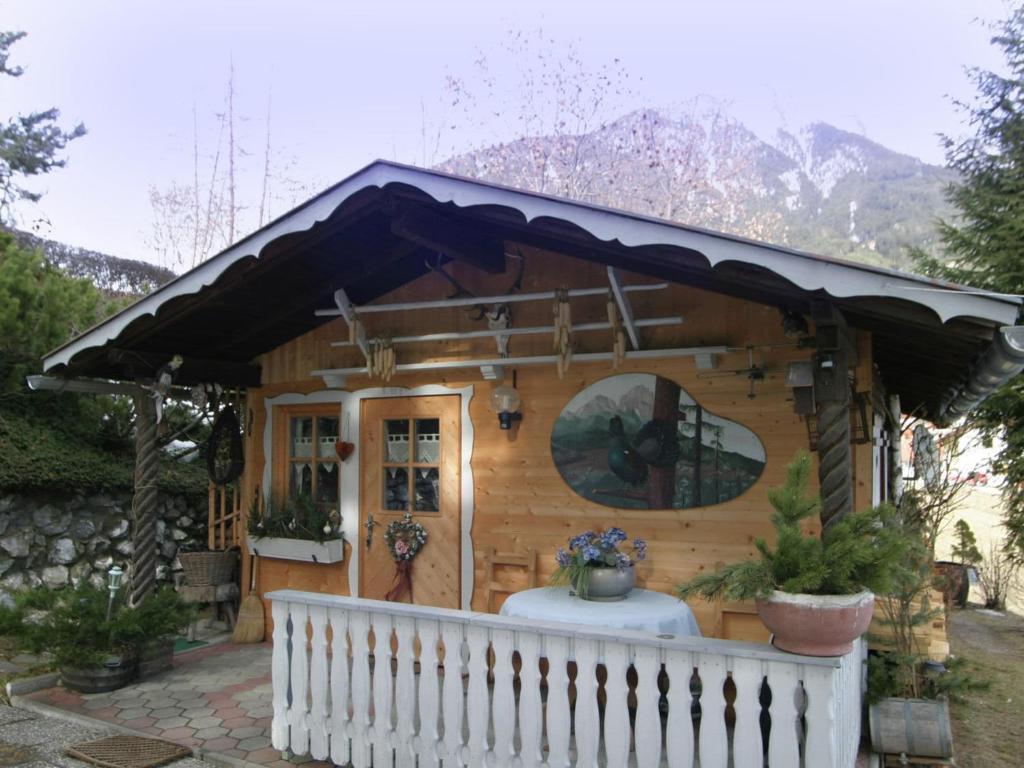 een klein houten huis met een wit hek bij Chalet in caroles with a nearby forest in Karrösten