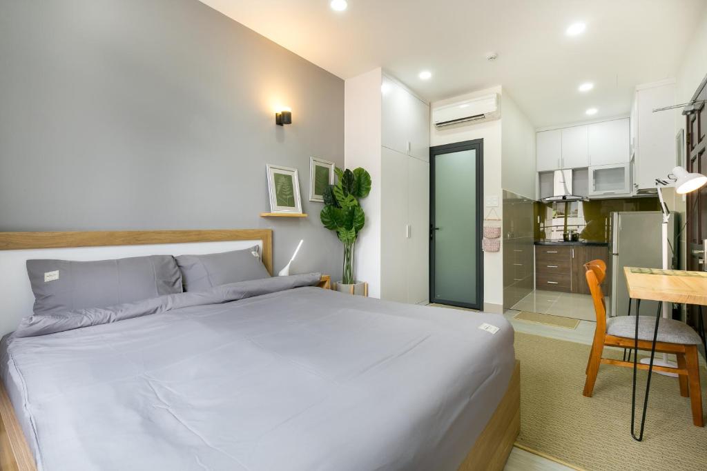 G9 Homestay - Nguyễn Trãi - Queen Room With Balcony