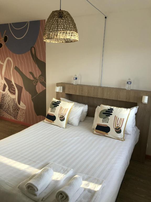 Postel nebo postele na pokoji v ubytování Hôtel Heod - Binic - Saint-Quay-Portrieux
