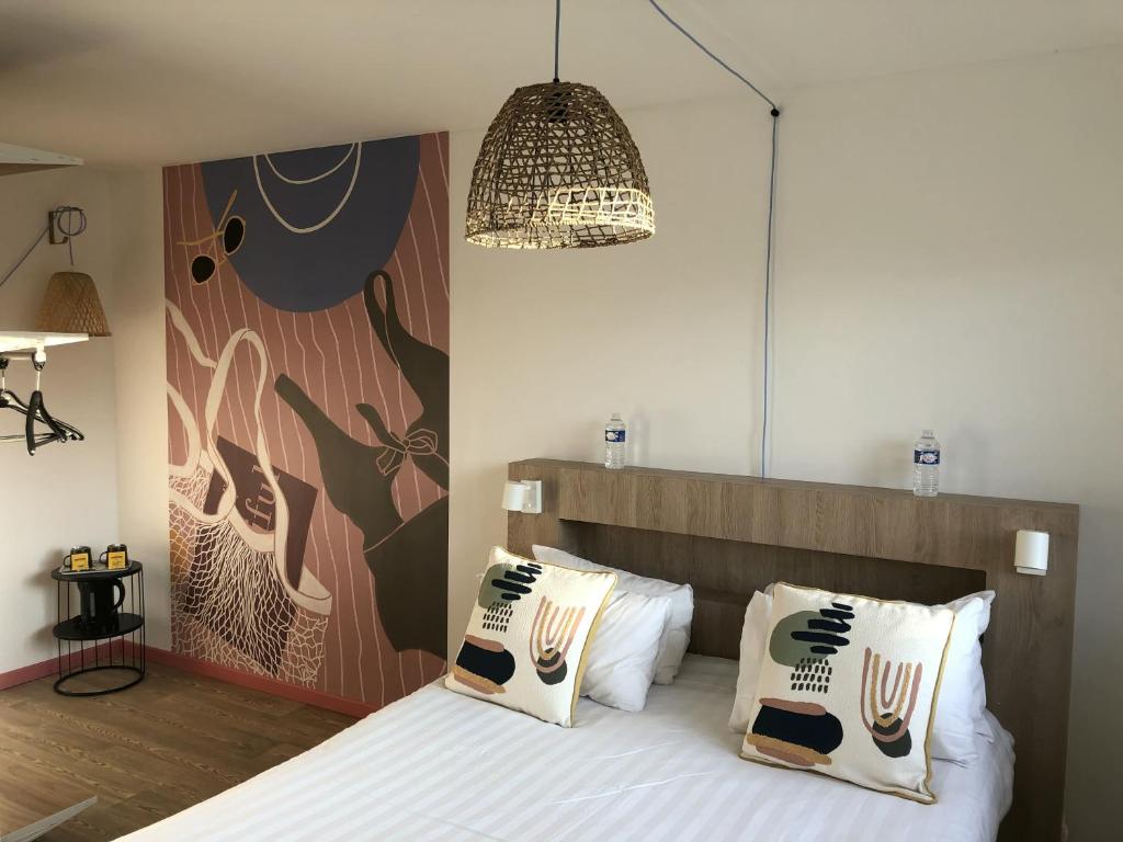Postel nebo postele na pokoji v ubytování Hôtel Heod - Binic - Saint-Quay-Portrieux